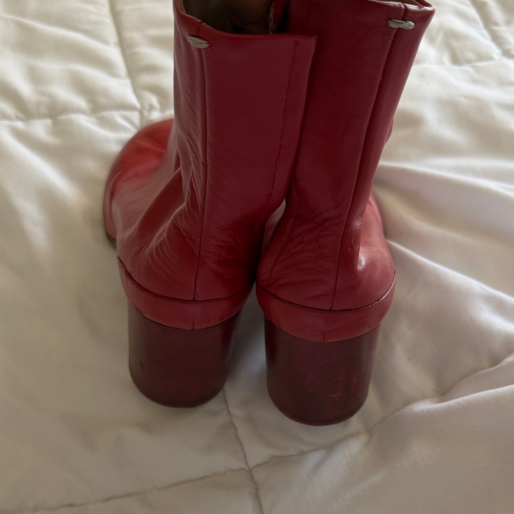 Maison Martin Margiela Red Split-Toe Leather Ankle Boots - Picture 6 of 8